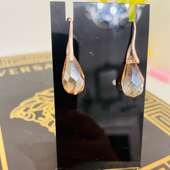 Pretty crystal drop earrings in rose gold colour - Picture 3 of 3